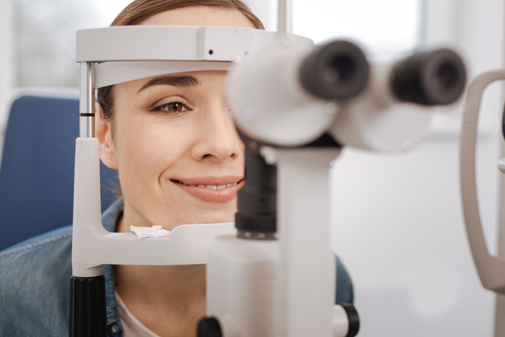 Коррекция зрения 40 лет. Оптометрист девушка фото. Doctor checking woman Eye.