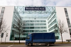 Путин разрешил российской компании купить банк Mercedes Benz в России