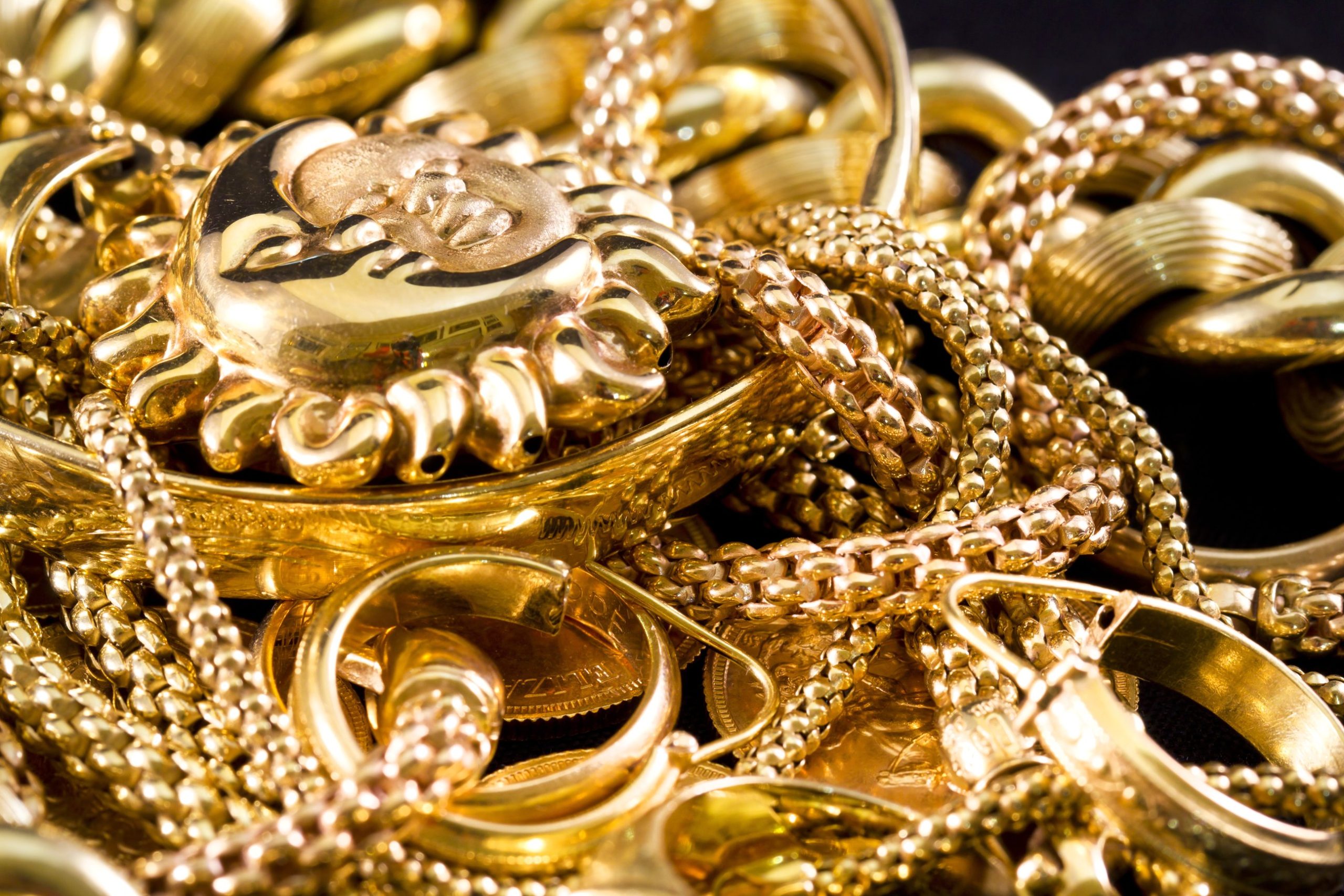 Деньги драгоценности. Золото (2023) the Gold. Золотые украшения. Много золотых украшений. Много ювелирных украшений.